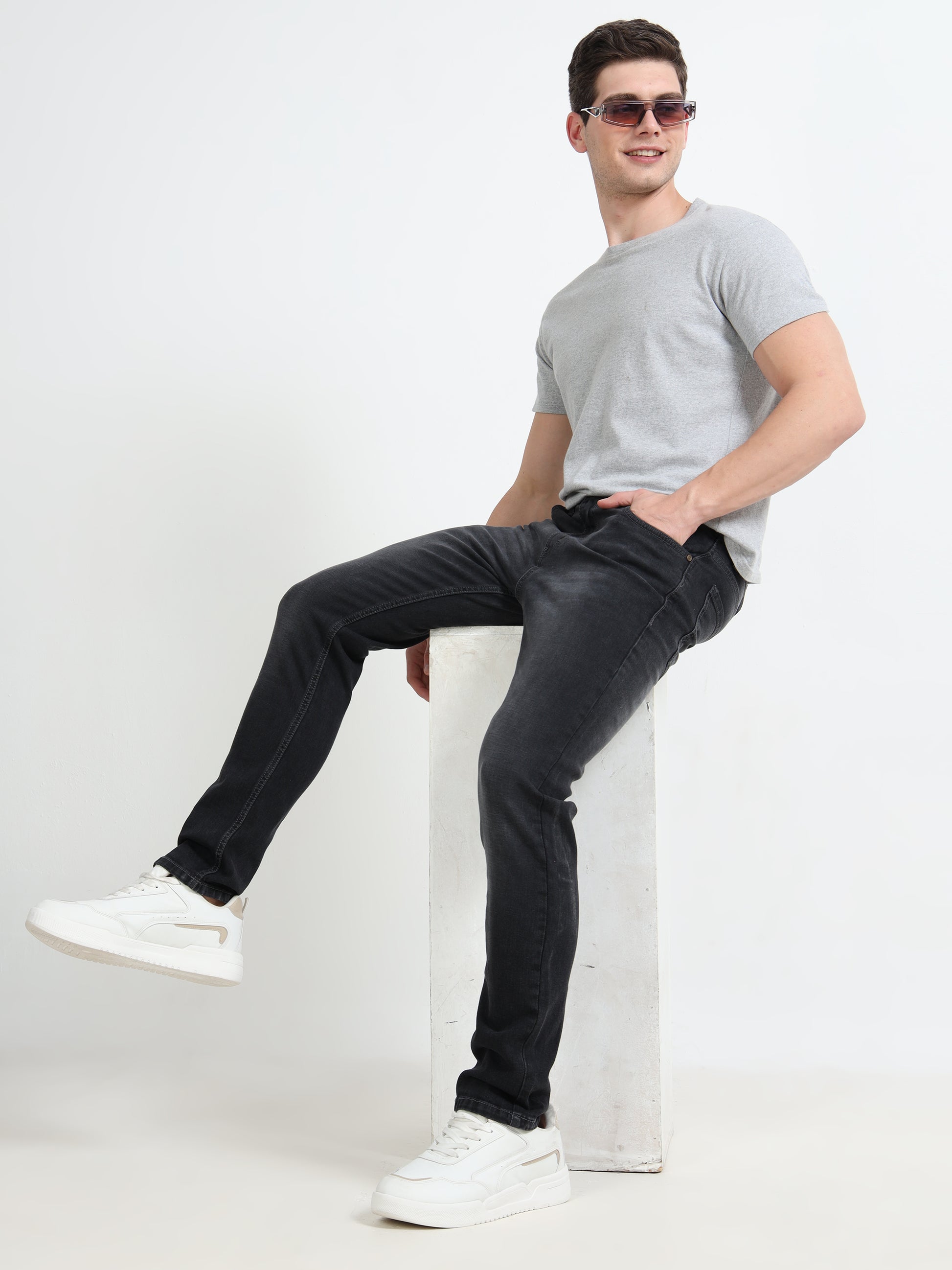 Solid Mid-Rise Faded Black Ankle Length Jeans for Men