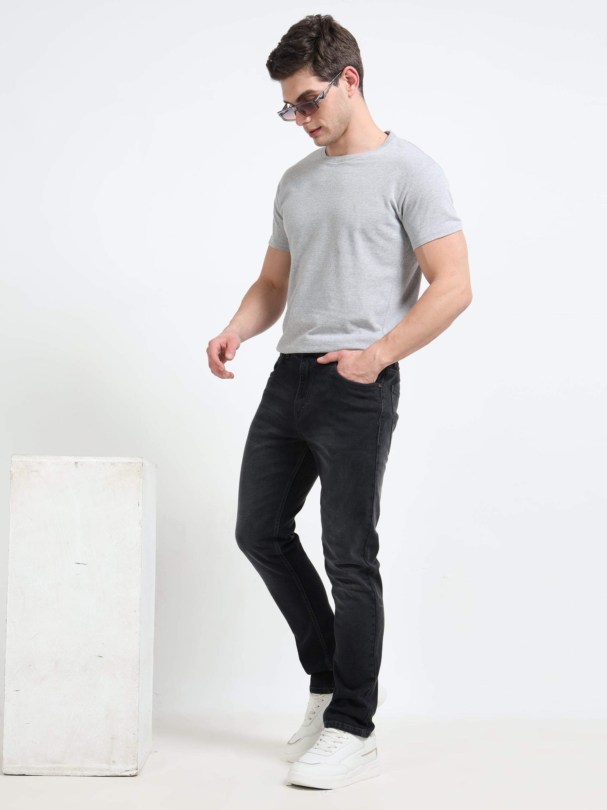 Solid Mid-Rise Faded Black Ankle Length Jeans for Men